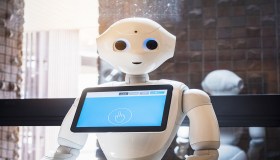 Intelligenza artificiale, Microsoft recluta l’ex capo di Open AI: cosa sta succedendo?