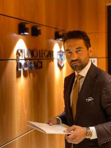 L'avvocato Erdis Doraci posa all'interno dello Studio Legale Doraci