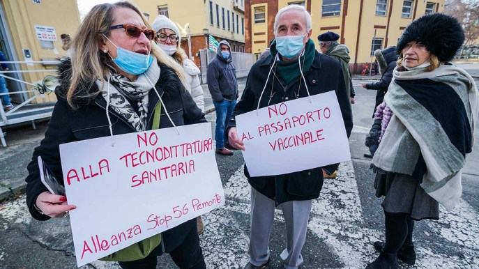 Reintegro medici no vax, rivolta nelle Regioni. Bassetti: “Governo inopportuno”