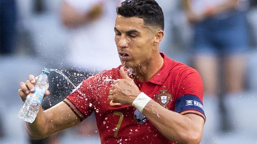 Ronaldo “contro” Coca-Cola: Ikea crea “Cristiano”, una bottiglia per l’acqua