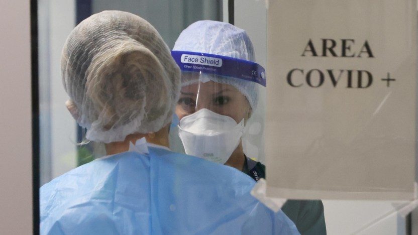 Covid, casi gravi tra i vaccinati: cosa sono gli “ormoni impazziti”