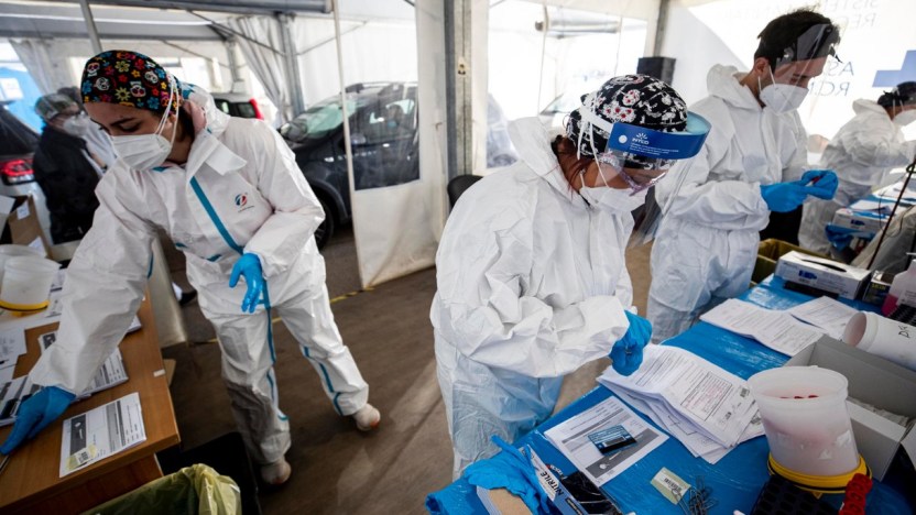 Omicron, 11 sintomi che colpiscono i vaccinati: 2 nuovi da non sottovalutare