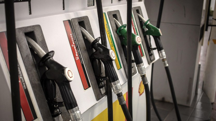 Benzina, le “folli” accise che paghiamo: quali possiamo farci rimborsare