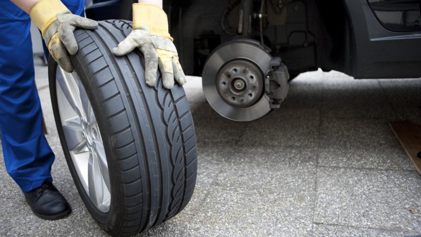 Arriva il cambio gomme: entro quando bisogna farlo