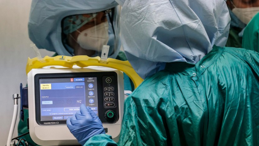 Nuova variante XE ancora più contagiosa: i sintomi e chi colpisce di più