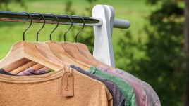 Abbigliamento green da regalare a Natale: riciclo, vintage, ma anche fibre naturali e sintetiche dei brand emergenti