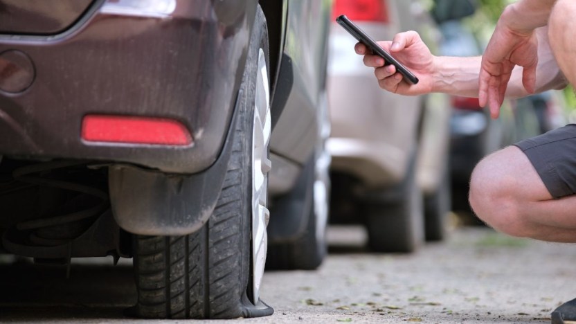 Attenzione, torna la truffa della “ruota bucata”: come funziona