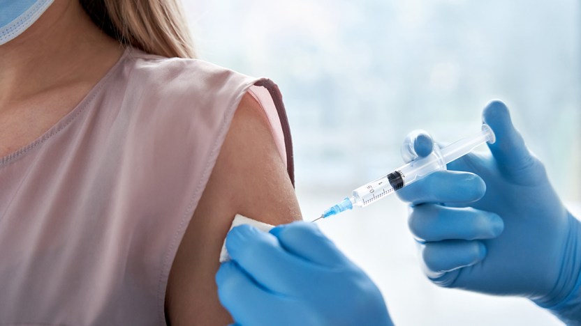 Vaccino Covid, scoperto l’effetto collaterale che colpisce le donne