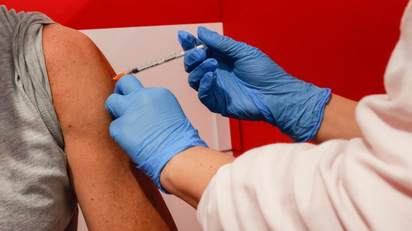 Covid, accertato nesso tra vaccino e trombocitemia: cos’è