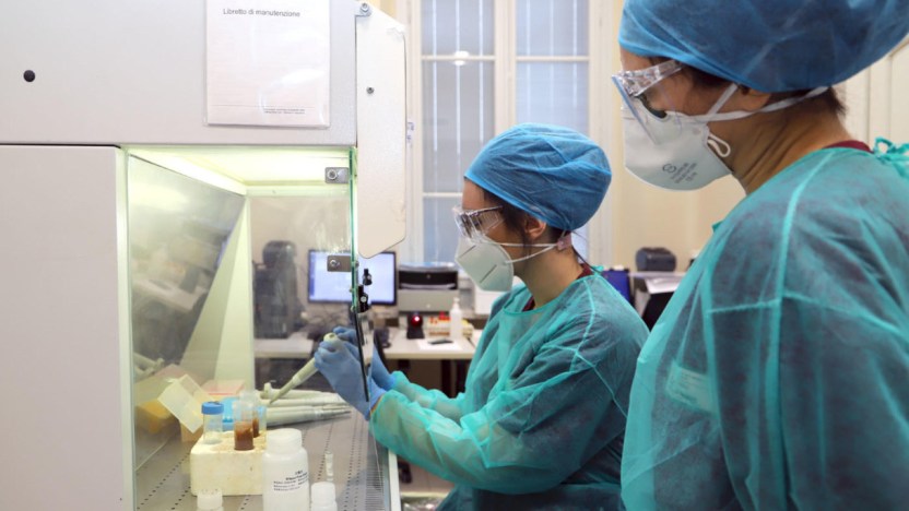 Un altro morto per listeria, cresce l’allarme in Italia: come si prende e i sintomi