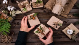 Anche i pacchetti possono essere sostenibili: dal Furoshiki al giornale, le alternative alla carta