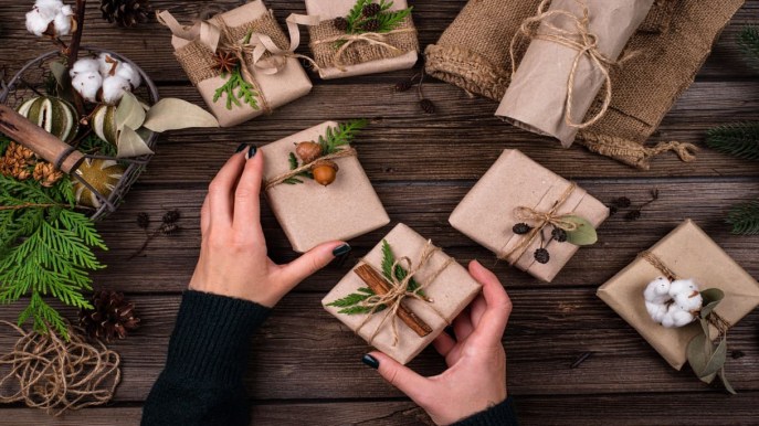 Anche i pacchetti possono essere sostenibili: dal Furoshiki al giornale, le alternative alla carta
