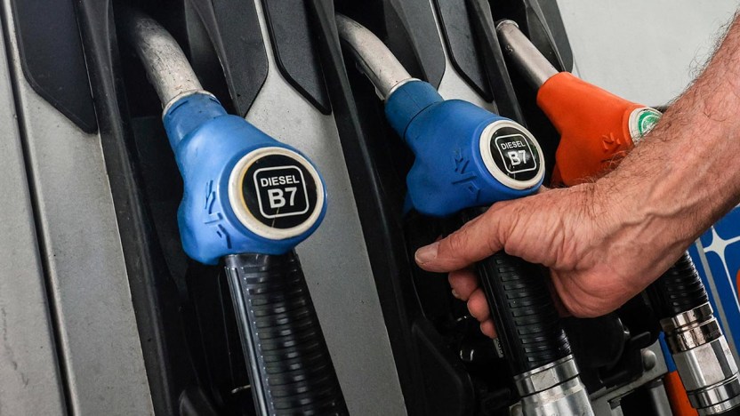 Giù i prezzi di benzina e diesel nonostante le accise: dove convengono