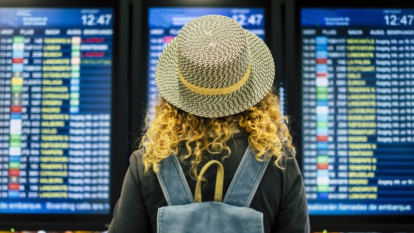 Aumenti (folli) a Natale: ma costa di più il treno o l’aereo? Prezzi a confronto