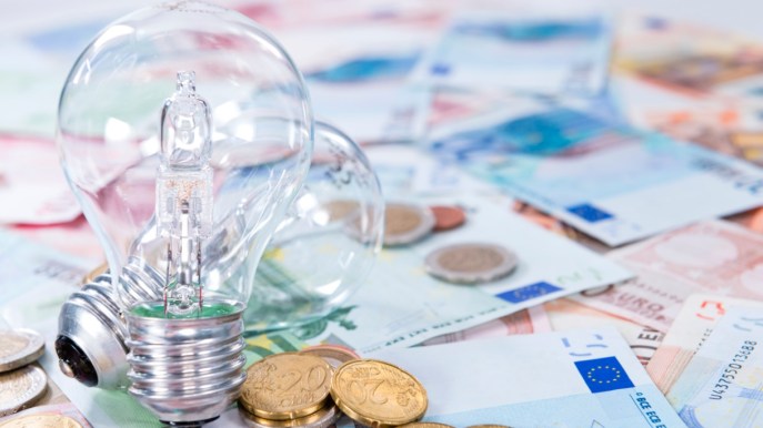 Bollette, tregua finita: in arrivo rincari del 7-10% per la luce
