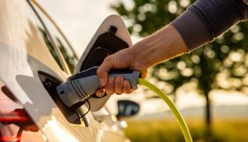 Davvero l’auto elettrica emette CO2 tre volte in meno della benzina?