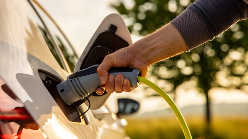 Davvero l’auto elettrica emette CO2 tre volte in meno della benzina?