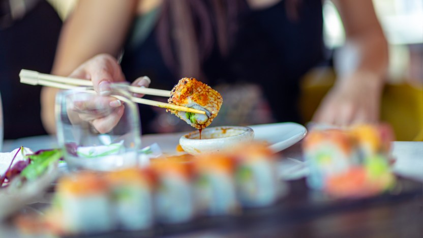 Muore dopo aver mangiato sushi: il pesce crudo è pericoloso o no?