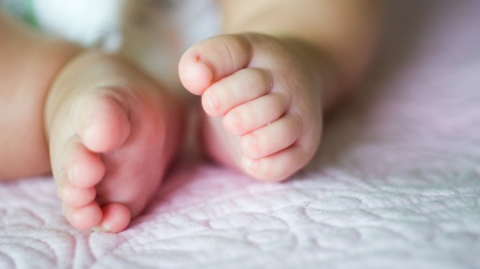 Gli italiani non fanno più figli perché costano troppo: i dati