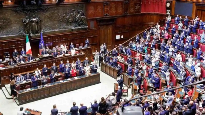 Berlusconi, la politica si ferma per troppi giorni: è bufera