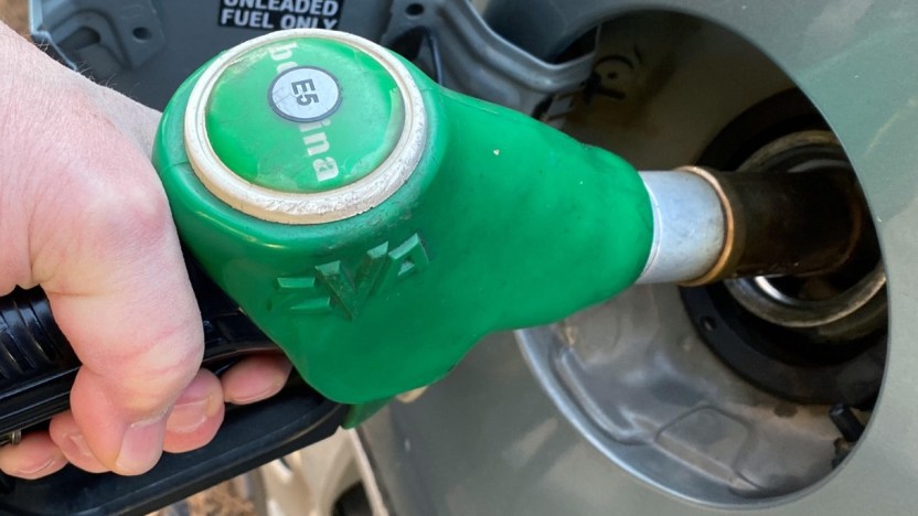 Prezzo benzina, nuovo record negativo: in autostrada alle stelle