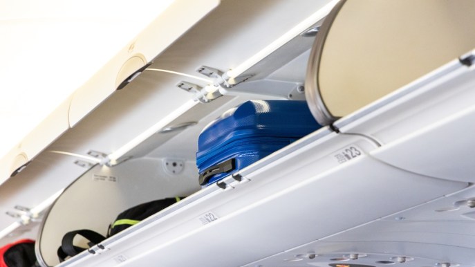 Cappelliera a pagamento in aereo: la nuova trovata dei voli lowcost