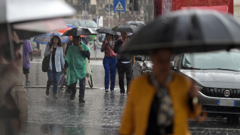 Maltempo in Lombardia e incendi in Sicilia, l’Italia spezzata