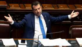 Caos migranti, Meloni sfila il dossier a Salvini: “Ora vediamo cosa sanno fare”