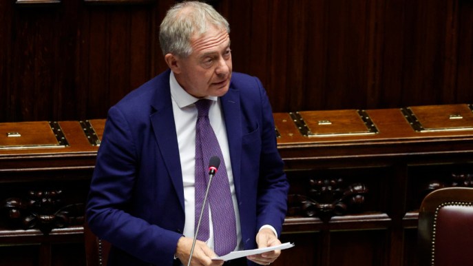 Vola il prezzo della benzina: scontro tra Urso e i dati reali
