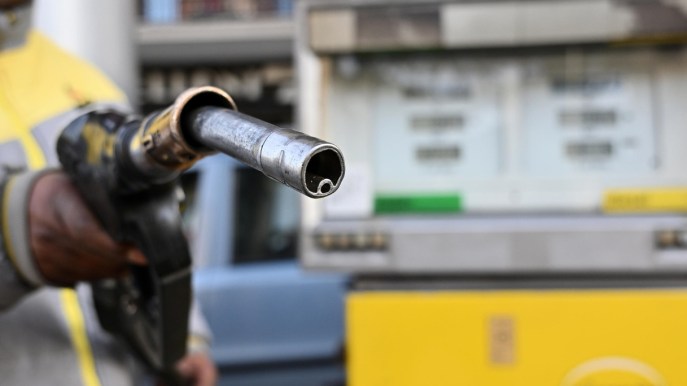 Benzina, superati i 2 euro anche in città: allarme rialzi