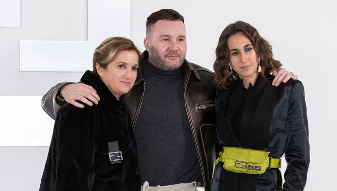 Kim Jones con Silvia Venturini Fendi e Delfina Deleteri Fendi