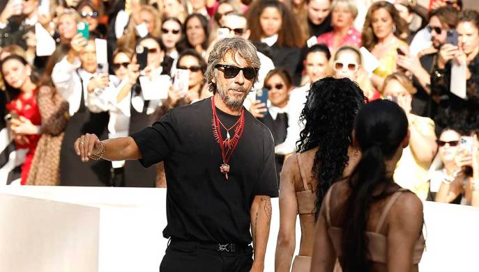 Pierpaolo Piccioli durante la SS24 di Valentino a Parigi