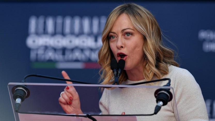 Meloni, show ad Atreju: difesa a spada tratta per Musk, attacchi a Schlein e Ferragni