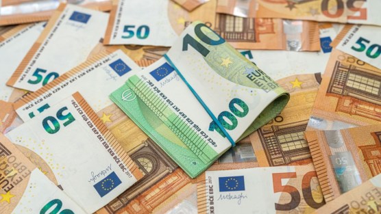 Stop alla carta 18app: dal 2024 arrivano le carte Cultura Giovani e del Merito