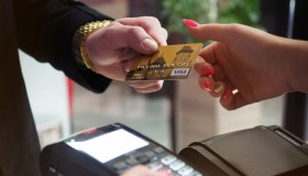 Carta Adi, dalle sigarette ai gioielli: cosa non si può comprare e cosa sì