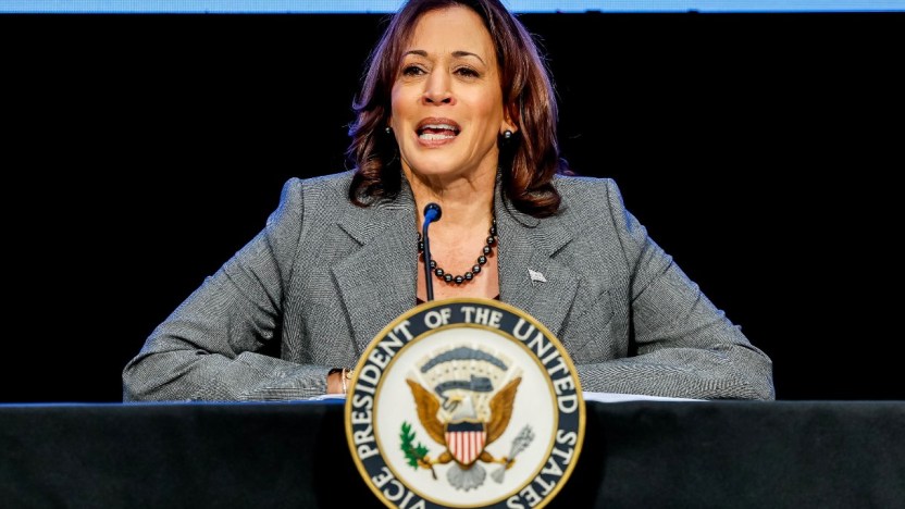 Kamala Harris pronta a diventare Presidente: chi è la vicepresidente USA che potrebbe succedere a Biden