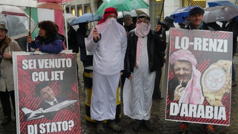 Renzi a Biella, la protesta di FdI con dromedario e sceicchi. Delmastro lo querela