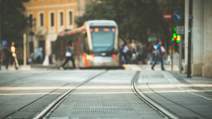 Traffico e smog, le città italiane messe peggio: il rapporto Pendolaria su treni, tram e metro