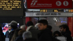 Sciopero 8 marzo, treni fermi: orari e modalità da Trenitalia a Trenord. Salvo invece il trasporto locale