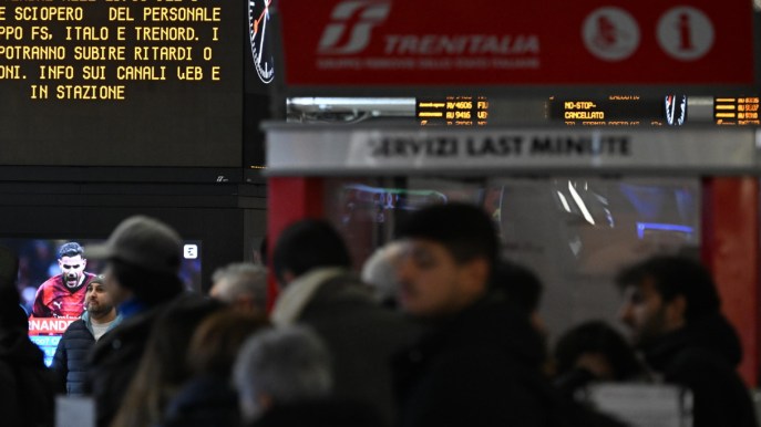 Sciopero 8 marzo, treni fermi: orari e modalità da Trenitalia a Trenord. Salvo invece il trasporto locale