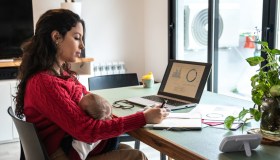 Bonus mamme lavoratrici, gli arretrati in busta paga a maggio 2024