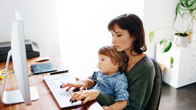 Motherhood penalty, in Italia la retribuzione delle donne diminuisce una volta diventate mamme