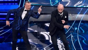 Rai, multa dell’Agcom per John Travolta a Sanremo: il sospetto sul televoto