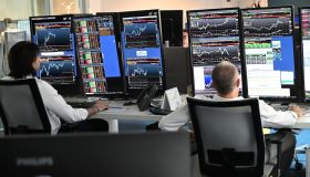 Borsa, apertura prudente per Milano, giù le banche e il settore del lusso. Spread a 133 punti