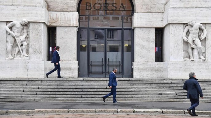 Borsa, apertura positiva per Milano, bene le banche ma perde il settore auto. Spread a 129 punti