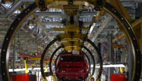 Caldo estremo, come cambia il lavoro in fabbrica: orari ridotti e non solo
