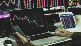 Borsa, apertura cauta per Piazza Affari e in Europa: brilla Tim, male le banche