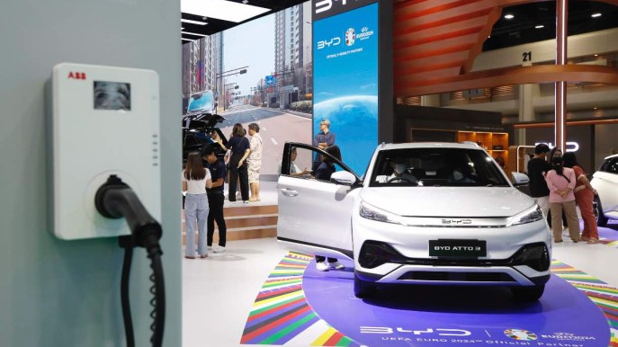 Auto elettriche, impennata di vendite ma non in Europa: il problema delle batterie che esplodono