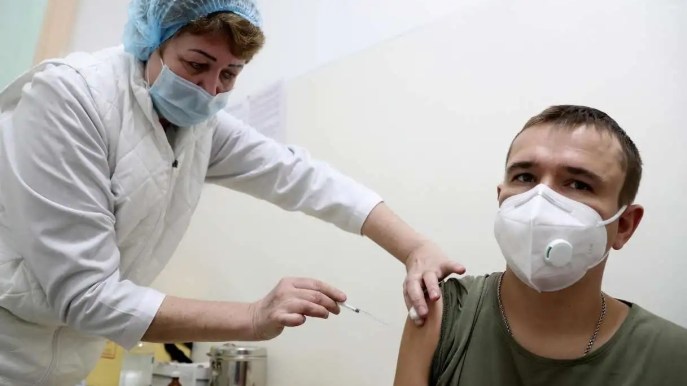 Casi di Covid in aumento Europa, quintuplicati in estate: torna la mascherina