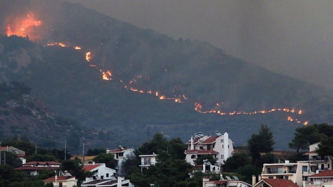 Grecia in fiamme, incendi vicino Atene: a Maratona migliaia di persone evacuate